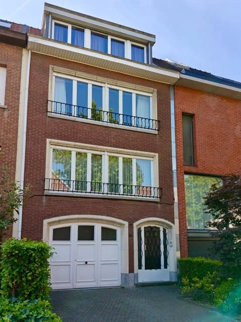 Groot woonhuis op 3 verdiepingen, bestaande uit 2 appartementen , met garage en grote tuin .